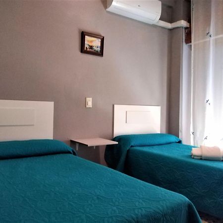 Vacansis Habitaciones De Hostal A Primera Linea De Playa En Кулера Екстериор снимка