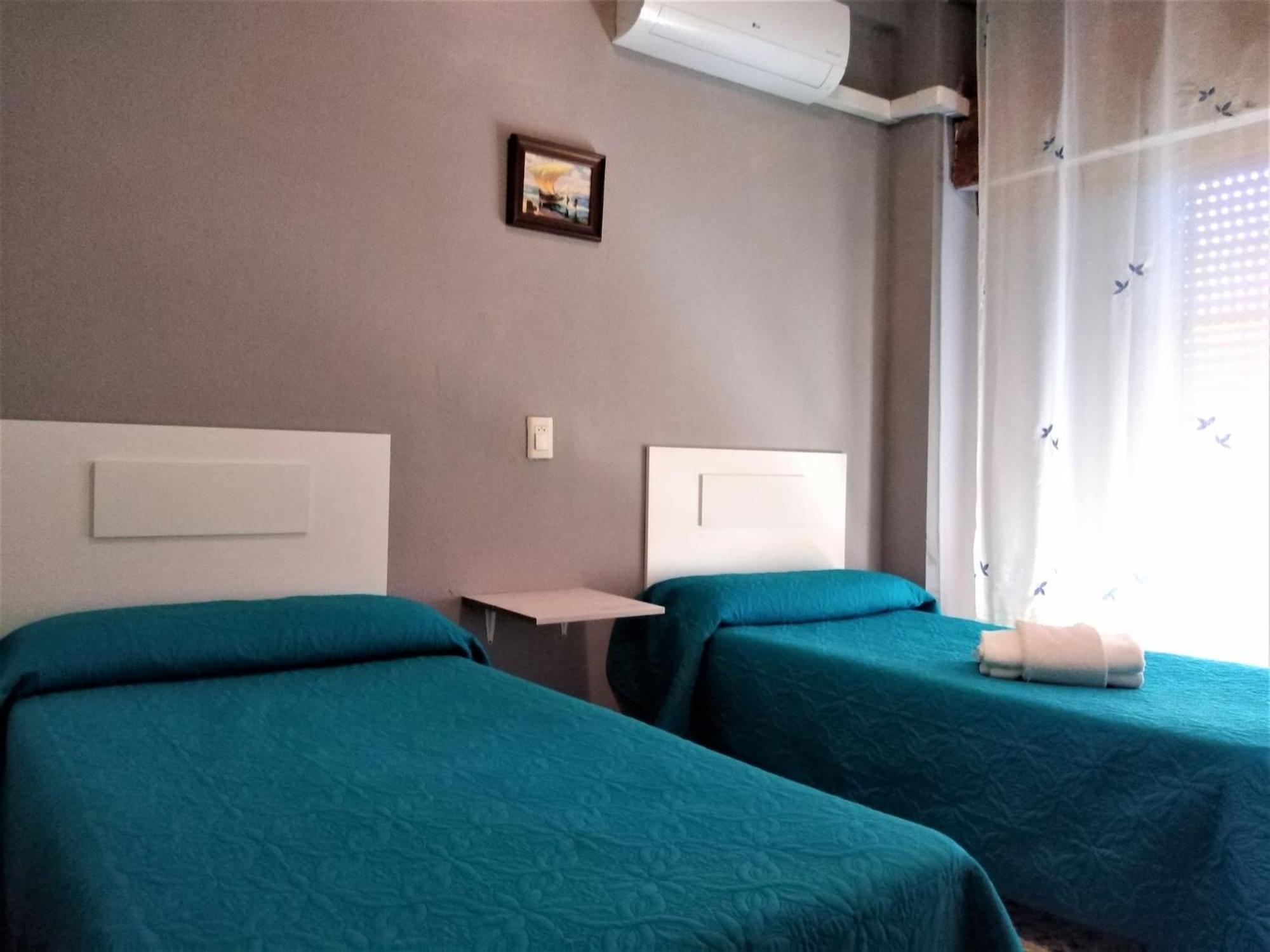 Vacansis Habitaciones De Hostal A Primera Linea De Playa En Кулера Екстериор снимка